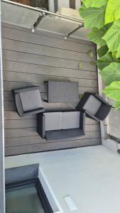 a patio with two chairs and a table at Volkspark-3-Zimmer-Wohnung-4 Betten-Mainz in Mainz