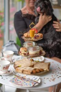 una donna in piedi dietro un tavolo con un vassoio di cibo di The Mayfield Hotel a Blackpool