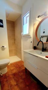 Koupelna v ubytování Studio au calme vue montagne "Petit Tibet"