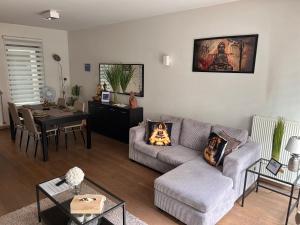安特卫普BnB Antwerp Centrum的客厅里有一张沙发和一张桌子。