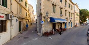 Une allée avec des tables et des chaises dans une rue de la ville dans l'établissement Apartments & Room Rollex, à Split