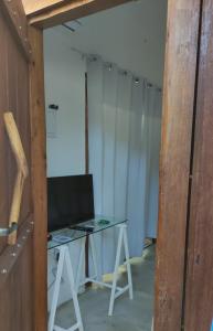 Televisyen dan/atau pusat hiburan di Suíte Jataí