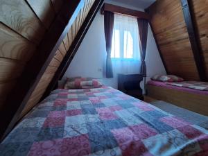 Postel nebo postele na pokoji v ubytování Planinska Kuća Dušan