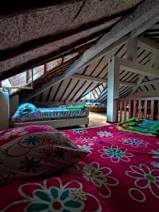 a bedroom with two beds with colorful pillows at Hacienda Ecoturistica la libertad in Moniquirá