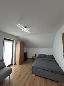 Uma cama ou camas num quarto em Domki Pod Wzgórzem