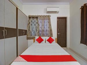 Ліжко або ліжка в номері Hotel O SVR Silver Key