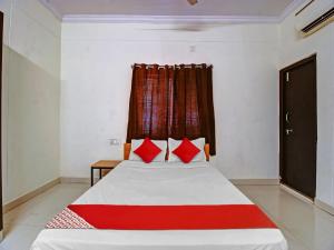 Ліжко або ліжка в номері Hotel O SVR Silver Key