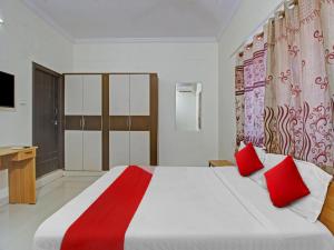 Ліжко або ліжка в номері Hotel O SVR Silver Key