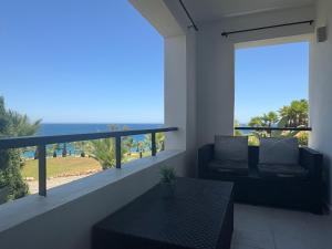 balkon ze stołem i widokiem na ocean w obiekcie Resort Macenas # Sea Views # Chill-out # 2BR w mieście Mojácar