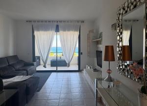 salon z kanapą i dużym oknem w obiekcie Resort Macenas # Sea Views # Chill-out # 2BR w mieście Mojácar