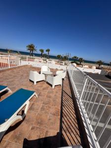 En balkon eller terrasse på Casa de playa mediterránea, a metros de la playa