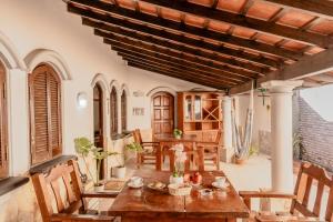 a dining room with a wooden table and chairs at Casa bohemia y moderna a 5 minutos del Shopping del Sol in Asuncion
