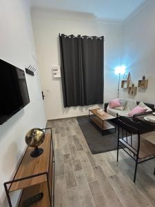 a living room with a black curtain and a couch at T2 élégant Parking privé inclus in Cavaillon
