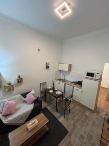a living room with a couch and a table at T2 élégant Parking privé inclus in Cavaillon