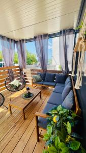 Χώρος καθιστικού στο MONA mobile home