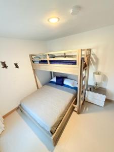 Ένα ή περισσότερα κρεβάτια σε δωμάτιο στο Viva Jaco Unit 0605