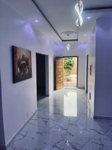 un pasillo con una puerta y una pintura en la pared en Villa Noflaye, en Déni Biram Ndao