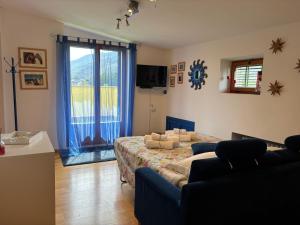 un soggiorno con un letto e un divano di Mansarda Bellavista & La Villa dei Nonni a Sulmona