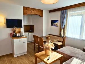 Μια τηλεόραση ή/και κέντρο ψυχαγωγίας στο Appartements Alpenland Pertisau