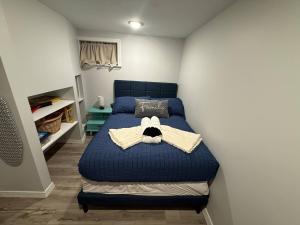 リッチモンドにあるThe Underground Loungeのベッドルーム1室(青いベッド1台、動物のぬいぐるみ付)