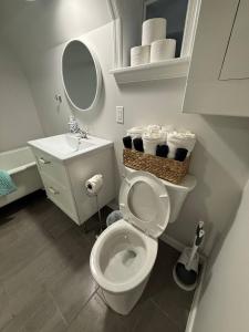 リッチモンドにあるThe Underground Loungeのトイレと洗面台を備えた白いバスルーム