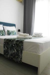ein Bett in einem Zimmer mit Fenster in der Unterkunft StuDio 57 (5) in Alexandroupoli