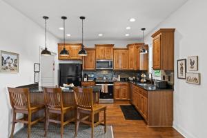 Η κουζίνα ή μικρή κουζίνα στο Mtn View and Game Room in Morganton Spacious Cabin!