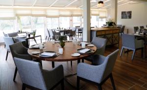a dining room with a table and chairs at Le Quincangrogne in Dampmart