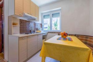 Kuchyň nebo kuchyňský kout v ubytování Apartments in Crikvenica 39516