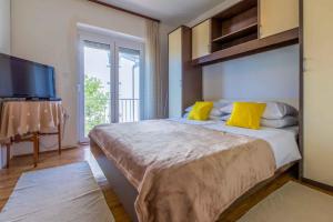 Postel nebo postele na pokoji v ubytování Apartments in Crikvenica 39516