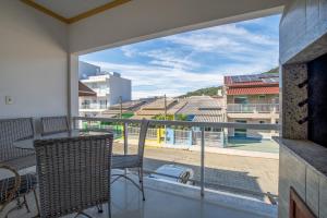 un balcone con tavolo e sedie e vista di Pousada Villa D'Ouro a Penha