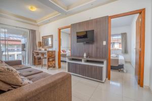 un soggiorno con un divano e una televisione di Pousada Villa D'Ouro a Penha