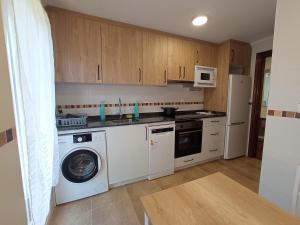 Kuchyň nebo kuchyňský kout v ubytování APARTAMENTO LAS FRAGUAS II