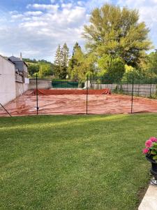 una pista de tenis vacía con una pista de tenis en Maison des Fontainettes, en Les Andelys 40 fotos más