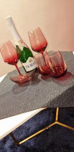 dos copas de vino sentadas encima de un mostrador en Jacuzzi przy Plaży - Apartament Kołobrzeg, en Kołobrzeg