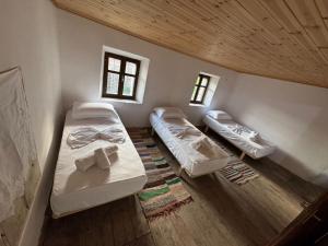 a room with two beds and two windows at Mark Toma Guesthouse in Shpor