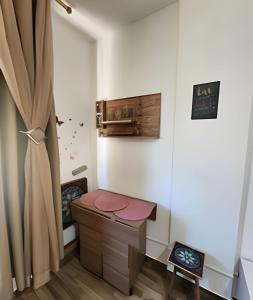 a room with a desk and a curtain at BELO flat Cavalinho Branco-Aguas de Lindóia in Águas de Lindóia