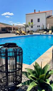 gabbia per uccelli situata accanto alla piscina di La Posada Rural el Ensueño a Alcublas