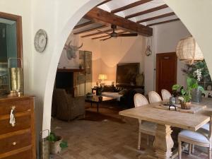 un soggiorno con un tavolo e un divano di La Posada Rural el Ensueño a Alcublas