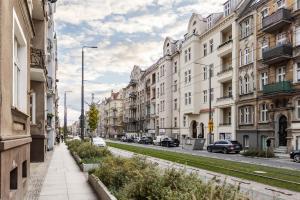 una strada vuota in una città con edifici di GREY Apartment 1 a Poznań