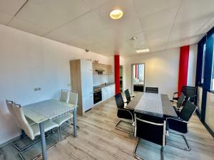 an office with a table and chairs and a kitchen at Kobra Apartment für Gruppen perfekt geeignet in Spielberg