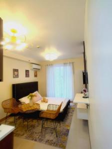 Postel nebo postele na pokoji v ubytování Luxury poolview condo with pool access!