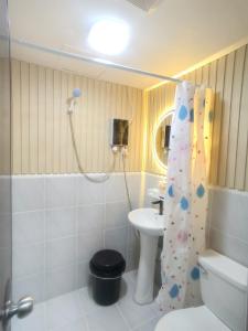 Koupelna v ubytování Luxury poolview condo with pool access!