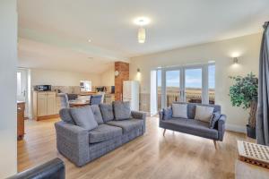 Posezení v ubytování Outlook a Wandylaw Cottage now what a view