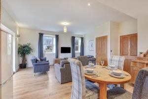 TV a/nebo společenská místnost v ubytování Outlook a Wandylaw Cottage now what a view