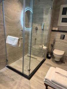 Bilik mandi di House 98 - Boutique Hotel Stay in Zayed
