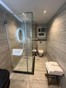 Bilik mandi di House 98 - Boutique Hotel Stay in Zayed