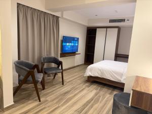 Televisyen dan/atau pusat hiburan di House 98 - Boutique Hotel Stay in Zayed
