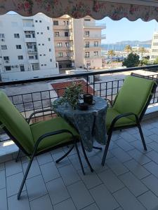deux chaises et une table sur un balcon dans l'établissement Mama΄s home, à Kavala