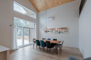 een eetkamer met een tafel en stoelen bij Chalet Odin - SPA, PISCINE, SAUNA partagés in Valcartier Station